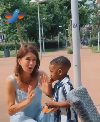 Merel Huizinga zingt dierenliedjes met een kind tijdens een buitenconcert