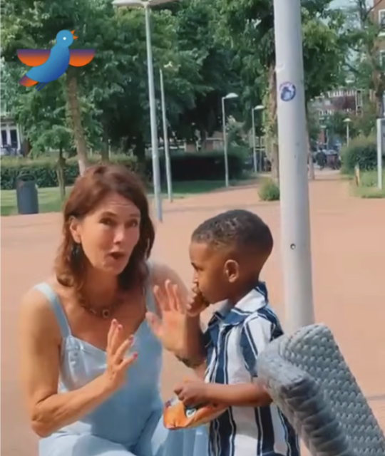 Merel Huizinga zingt dierenliedjes met een kind tijdens een buitenconcert