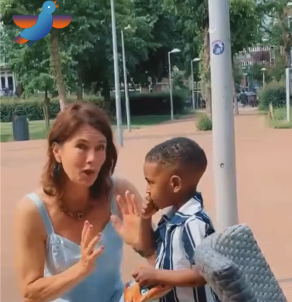 Merel Huizinga zingt dierenliedjes met een kind tijdens een buitenconcert
