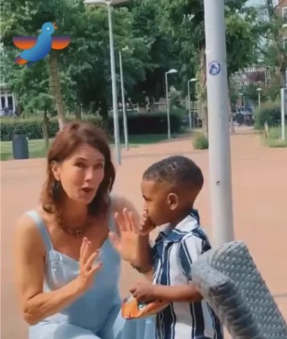 Merel Huizinga zingt dierenliedjes met een kind tijdens een buitenconcert