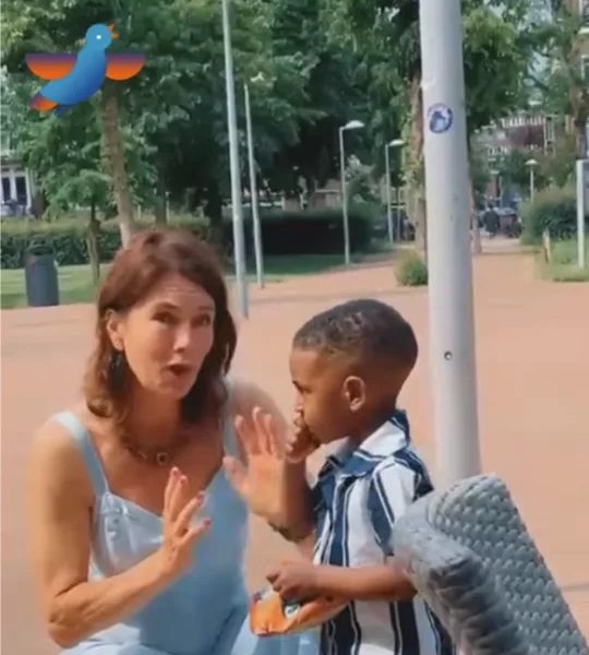 Merel Huizinga zingt dierenliedjes met een kind tijdens een buitenconcert